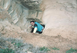 Home sortint de una cova