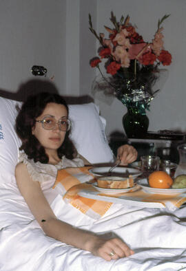 Dona de Climent al llit de l'hospital