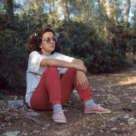 Dona de Climent Picornell asseguda al bosc