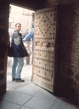 Jove davant un portal antic