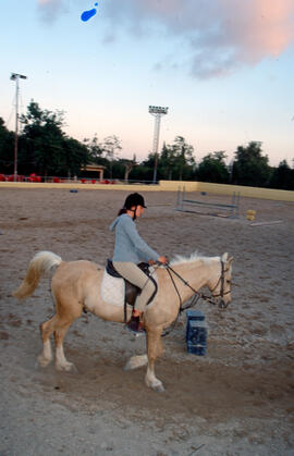 Genet i cavall en una pista de salts