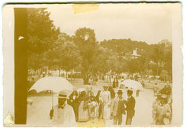 Vista d'un parc amb gent passejant