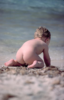 Nin jugant a la platja