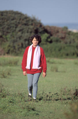 Dona en un camp
