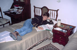 Nin estudiant al llit