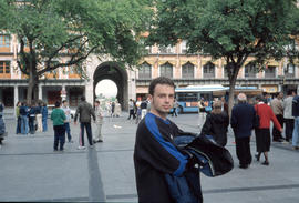 Jove en una plaça