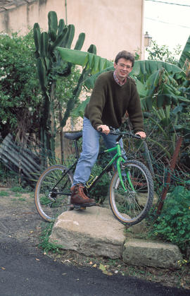 Jove en bicicleta