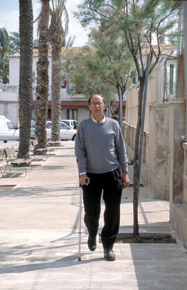 Home caminant amb una crossa