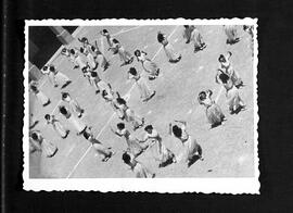 Grup de dones ballant al pati de l'escola