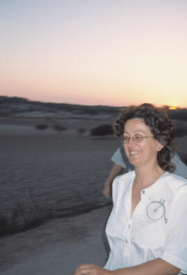 Dona de Climent amb la posta de sol de fons