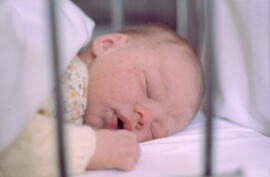 Primer pla d'infant al bressol