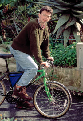 Jove en bicicleta