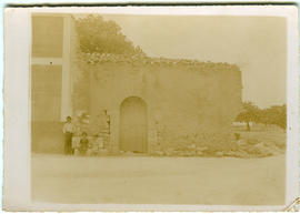 Nins davant portal