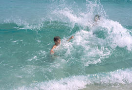Nins nedant a la mar
