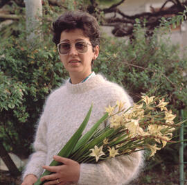 Primer pla de la dona de Climent amb un ram de flors