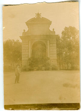 Vista d'un parc amb un monument