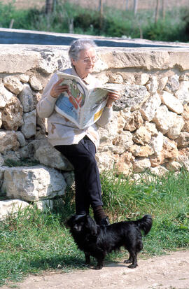 Dona llegint el diari