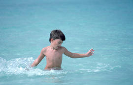 Nin jugant dins la mar