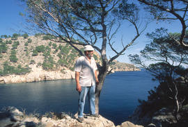 Home en unes penyes ran de mar