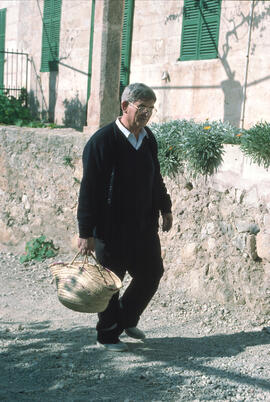 Home caminat amb una senalla