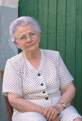 Padrina asseguda al carrer